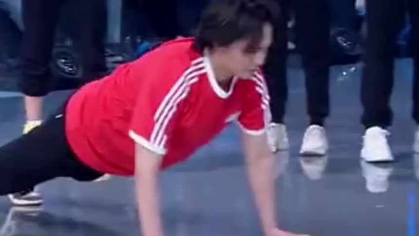 尹正表演毛毛虫绝技，翟潇闻目瞪口呆