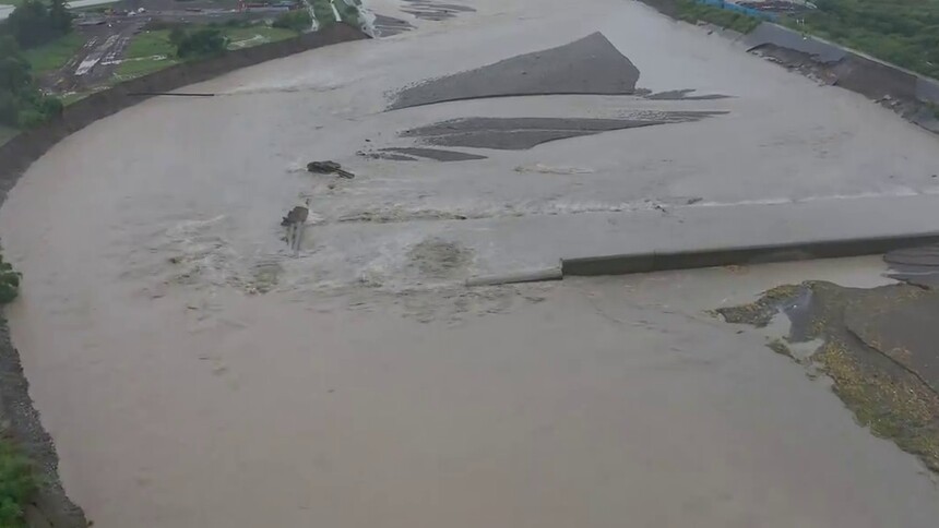 溃堤100余米！暴雨致堤坝损毁 武警部队紧急抢险