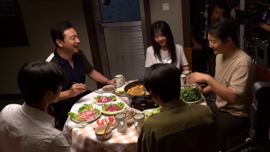 会员独家彩蛋：家人食堂开饭超馋人！谭松韵张新成battle彩铃金曲
