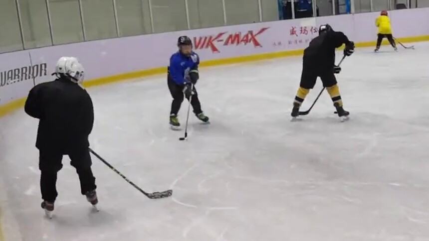 “夏玩冰热玩雪”——从冰雪运动反季风潮看小康生活