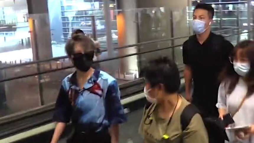 刘雨欣穿度假风衬衫现身机场，潮酷十足，人气简直爆棚啊