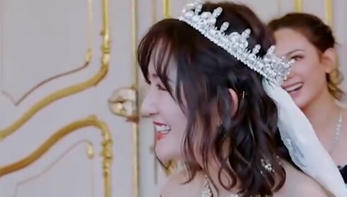 谢娜意外摔倒了，全场爆笑，只有张杰一脸担心！