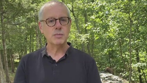 《邻里美好的一天》终极预告 汤姆·汉克斯飚金句回应记者质疑