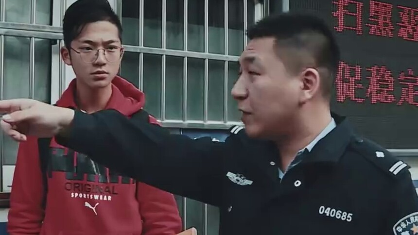 论机智只服李嘉宝，问路当然是找警察叔叔呀