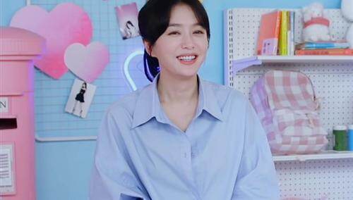 秦岚为大家送上中秋祝福啦