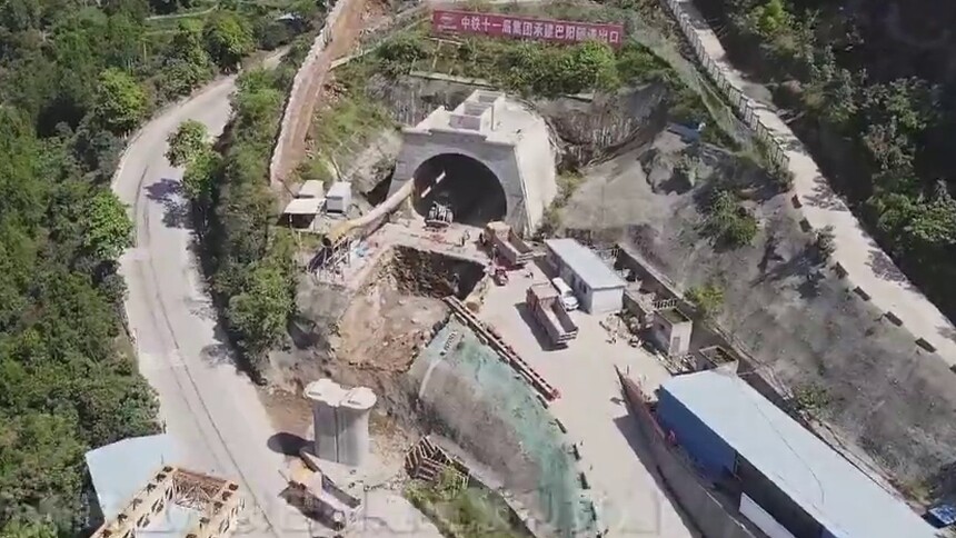 郑万高铁重庆段巴阳隧道顺利贯通