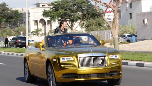 《急先锋》7辆黄金跑车成龙直呼震撼 8亿美金迪拜街头漂移竞速