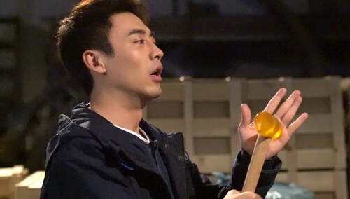 《阳光之下 》独家花絮：刘凯笑场到崩溃！求导演的心理阴影面积