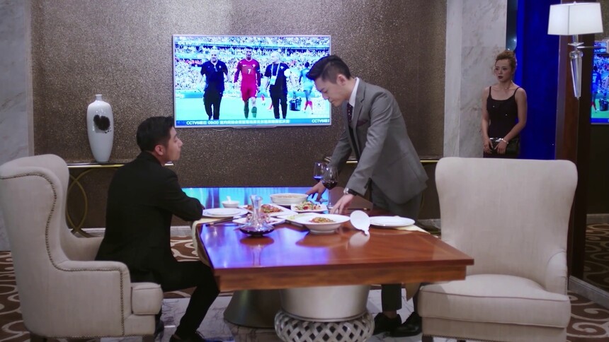 钟菁华见客户遭侵犯，刘宇及时出现化解危机