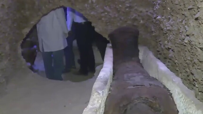 考古学家在埃及亚历山大城附近发现16个墓葬室