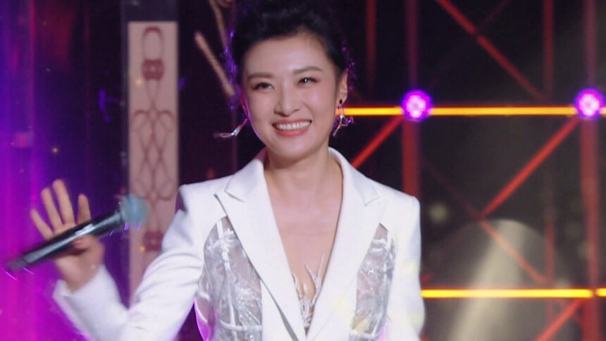 周涛出场全场沸腾  张口就来连配两部作品不愧为气质”女声“