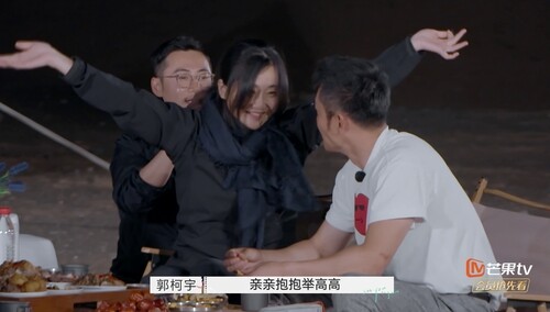 郭柯宇求章贺亲亲抱抱举高高 章贺竟然懵住了