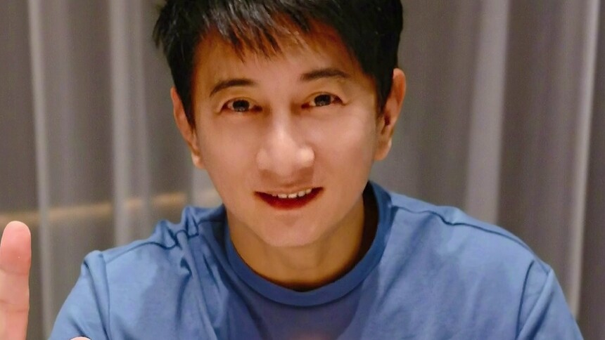 吴奇隆晒51岁庆生照 蛋糕配文“步爸生日快乐”瞩目