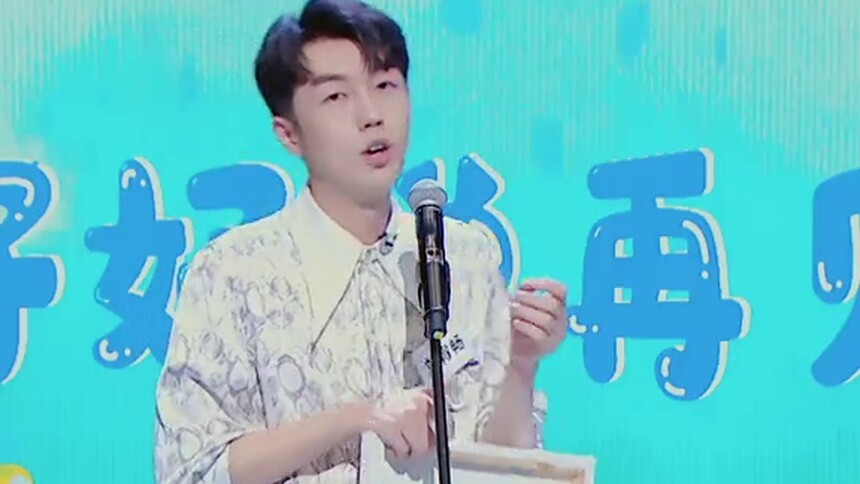 大型社死现场！刘宥畅躺床上玩手机遭室友偷拍
