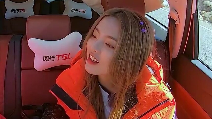 杨超越你有事吗 看到牛牛就问哪块好吃