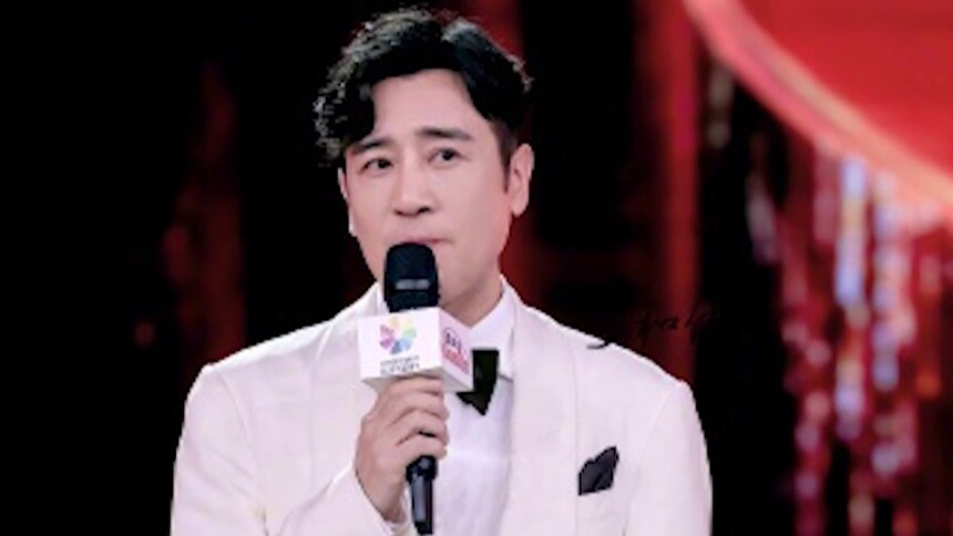 梦幻联动！于和伟追剧上头回赠杨幂横幅