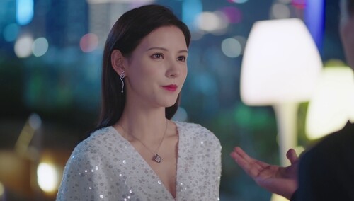 《夜色暗涌时》第28集看点：许倾悠制作恋爱手账送莫灵泽 许蔚方琦秀恩爱