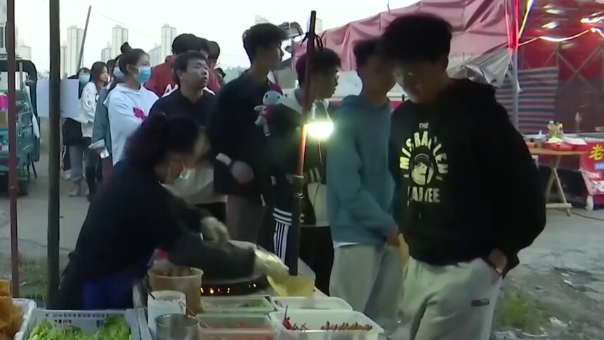 衡阳：得知摊主丈夫患癌 大学生悄悄自发排队买煎饼