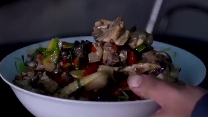 邵阳·雪峰脆皮酸辣鸡：精选雪峰山走地鸡 切块拌入米酒翻炒