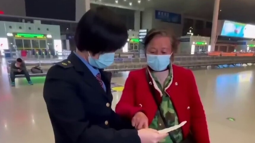 儿子手写爱心“车票”帮父母乘坐火车