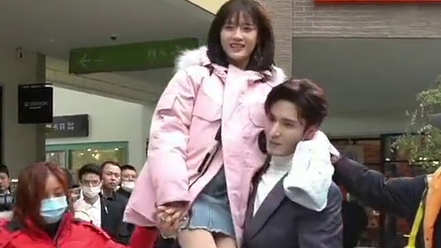 刘海宽“单手托举”陈意涵，日常举铁终于派上用场了