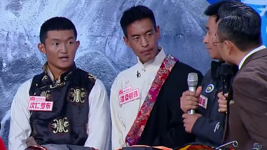 心疼又敬重！登山向导额外负重令人敬佩