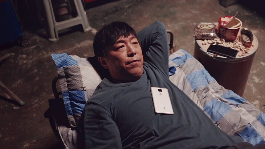 《穿过寒冬拥抱你》口碑特辑 首日预售破亿群星携四大看点重磅贺岁