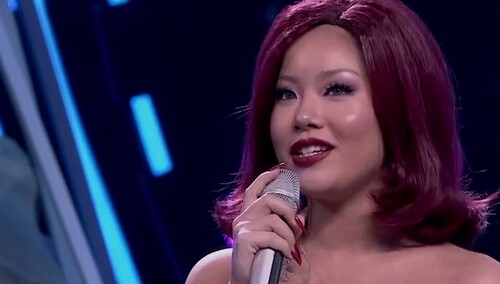 王菊现场还原蕾哈娜不照镜子涂口红 蕾式美妆特技GET