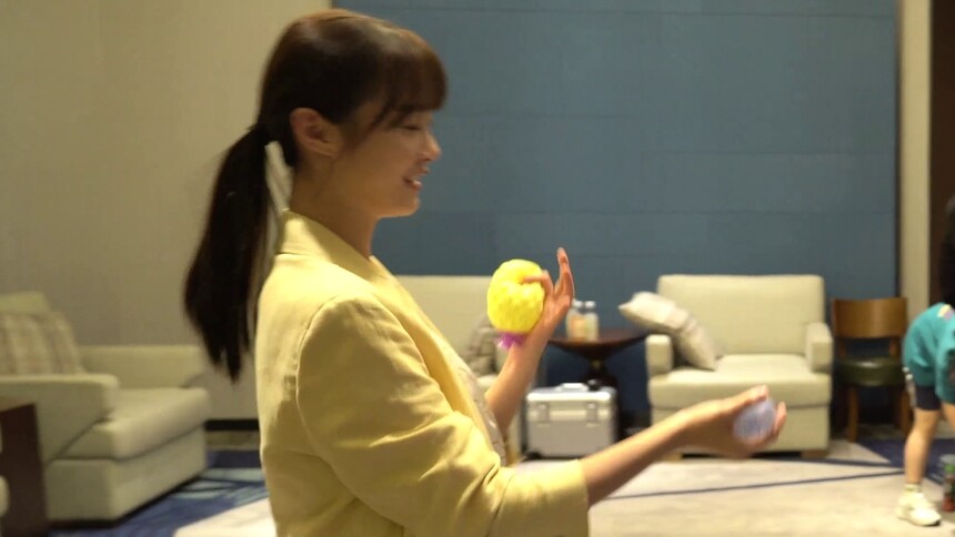 《当天真遇见爱情》独家花絮：吴施乐表演杂技，遭魏千翔暴风吐槽脑子不好使