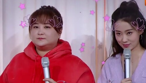 表情管理考验 贾玲张小斐展女团标准微笑脸