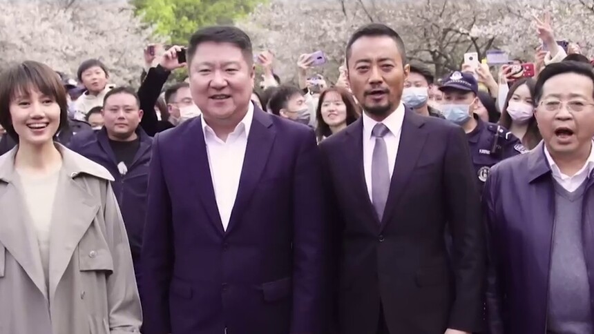 《中国医生》赴樱花之约感动满满 张定宇张涵予武汉重聚