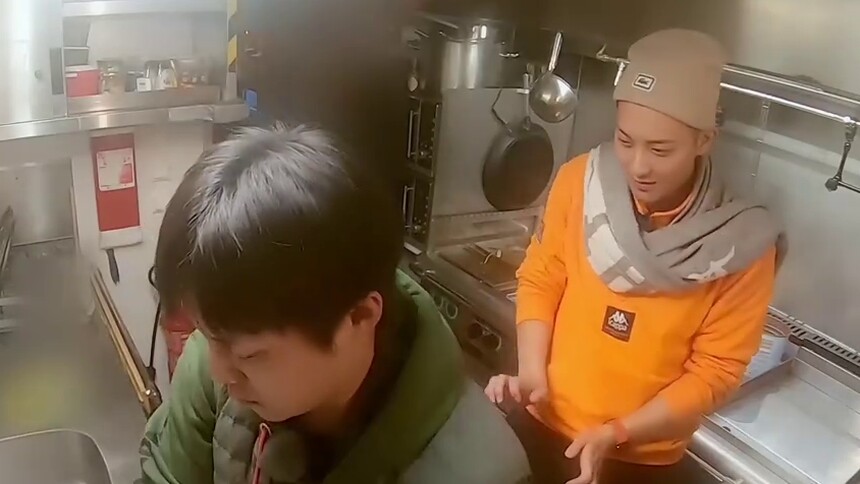 黄子韬为尹正擀面打气 王彦霖中华小当家上线