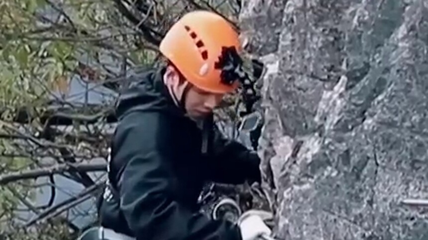 疯狂发抖！秦奋摸索走完绝壁攀岩 成为陈学冬的朋友都需要勇气