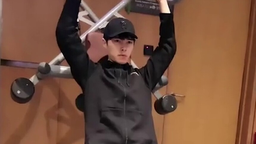 方逸伦李梦颖牵手回家甜蜜热聊 疑似恋情曝光