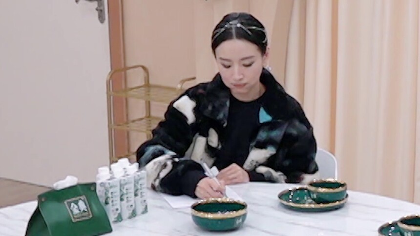 董洁弦子为姐姐们留手写信，为姐姐们的姐妹情流泪