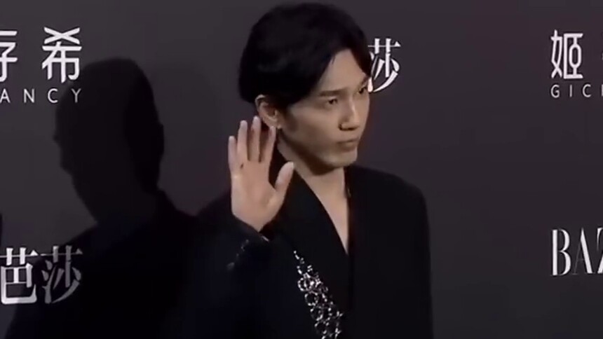 白宇扎辫戴耳钉，摩登硬朗造型的白宇看起来别具一格，新鲜感十足！