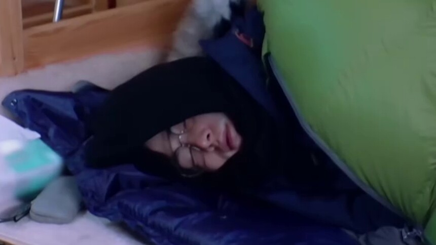 陈学冬难受到吸氧 大姨看到心疼落泪