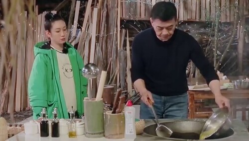 今晚霸总为大家加菜，王新军秦海璐合力露一手