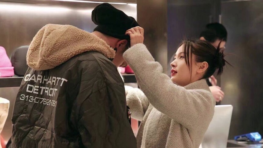 “伊娃瓦力”售后甜蜜！王子文吴永恩十指紧扣逛街
