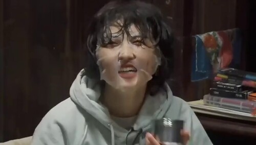 张子枫拿地垫擦头被何炅细心发现 在线捕捉一只小迷糊