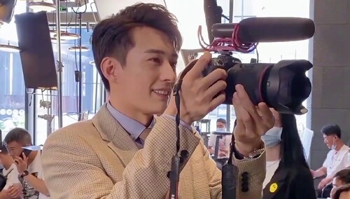 独家花絮：举手！休息的“莫摄像”刘学义有话要说