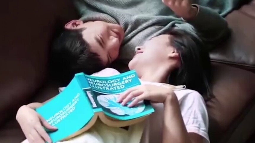 齁甜！白敬亭马思纯“沙发吻”花絮曝光