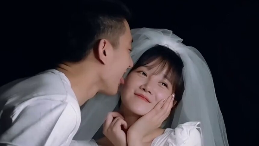 于小彤陈小纭在家拍起“婚纱照”，满屏幕的狗粮味