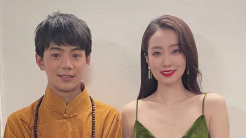 追星成功！丁真晒与张小斐合照：从电影里走出来了