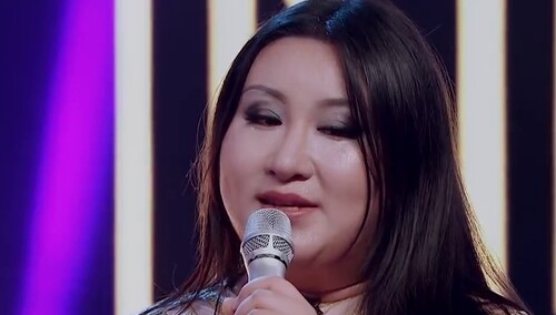 “麻辣鸡”VaVa撞脸欧普拉性感拉满 蜜糖辣妹冯提莫秀炫白美牙