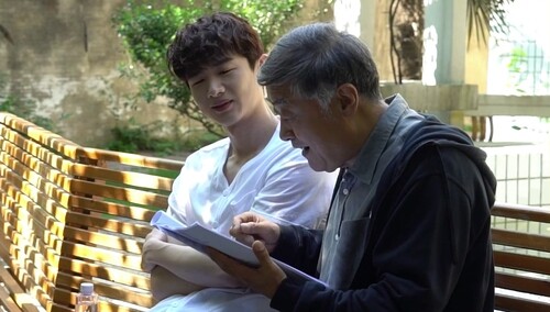 《八零九零》花絮：白敬亭爆笑“什么鬼”？吴倩“团宠”担当