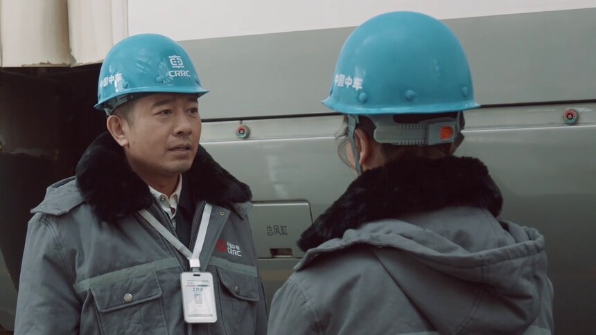 何工介绍“复兴号”，全力奋战高铁建设第一线