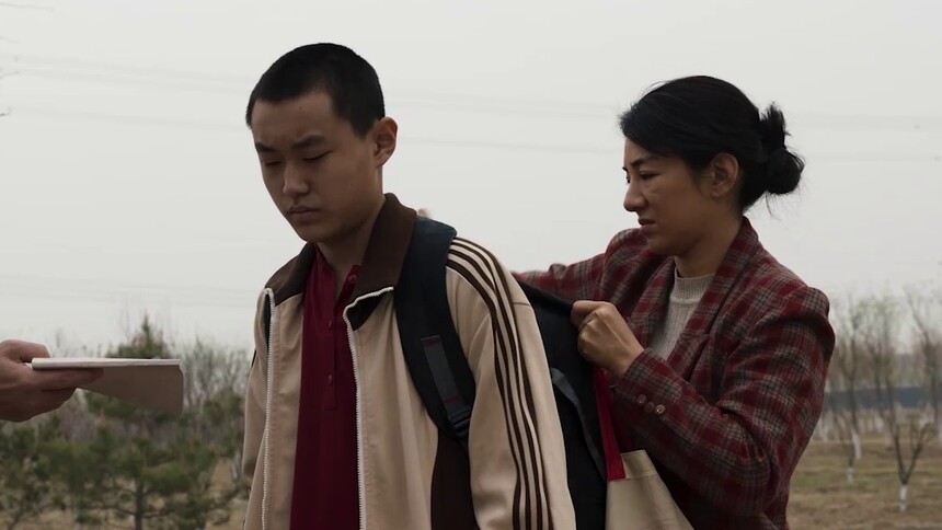 雷海为离家外出工作，雷母含泪与儿子告别！