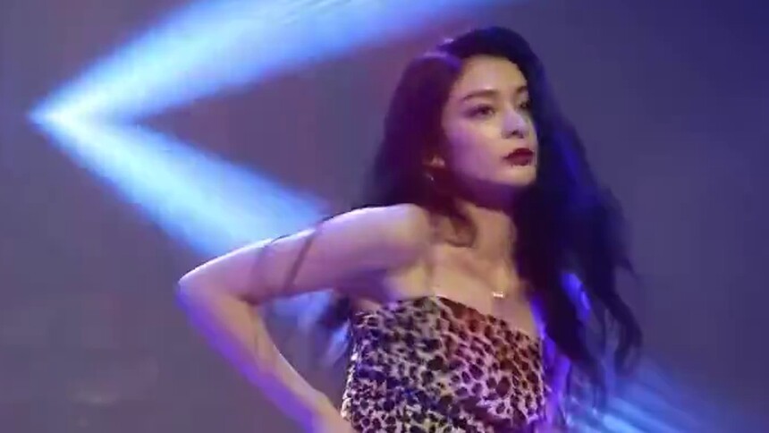 傅菁生日会《7 rings》翻跳，豹纹好狂野！