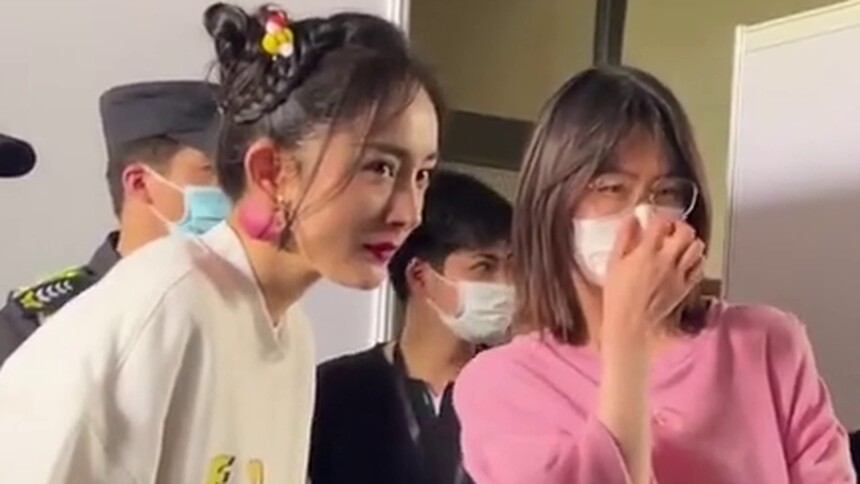 反应真实！杨幂听许魏洲唱《爱的供养》秒变表情包